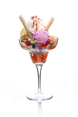 Eis mit bunten Früchten
