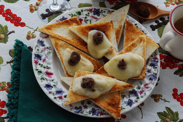 Crostini al taleggio e acciughe - Antipasti