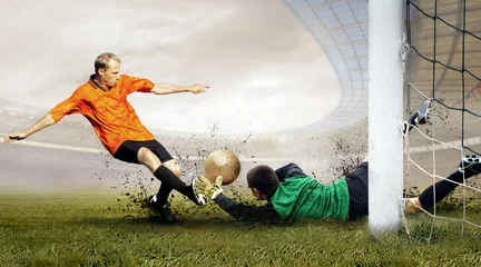 Foto op Canvas Schieten van voetballer en sprong van keeper op het veld van © Andrii IURLOV