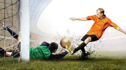 Foto op Plexiglas Schieten van voetballer en sprong van keeper op het veld van © Andrii IURLOV
