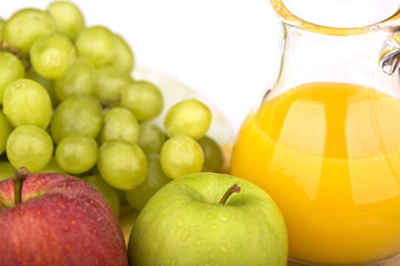 Weintrauben mit Orangensaft und Apfel