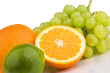 Orange, Limette und Weintrauben