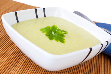 Plato de crema de verduras decorado