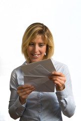 Junge Frau liest einen Brief