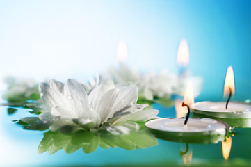 Obraz na płótnie Canvas Nagrywanie świece i kwiaty, pływające