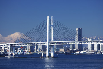 横浜ベーブリッジと富士山とビル