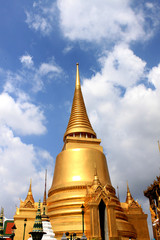 Fototapeta premium タイ エメラルド寺院 仏塔