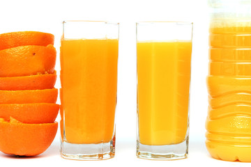Frischer Orangensaft und Orangensaftkonzentrat