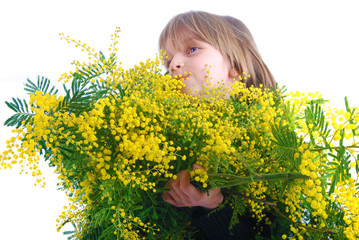 Enfant heureux ayant ramassé du Mimosa