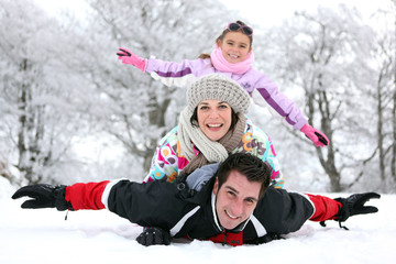 Famille s'amusant dans la neige