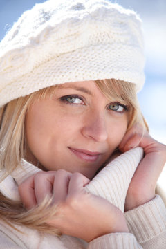 Portrait d'une jolie femme avec un b&eacute;ret de laine