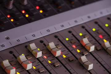 Tonstudio Mischpult Technik Nahaufnahme