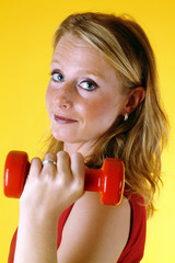 Junge Frau mit Hantel