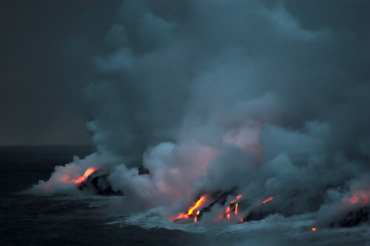 Lava fließt in den Ozean