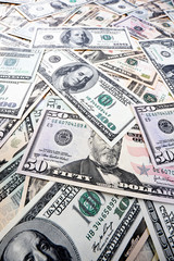 dollar und Euro auf Waage. Unterschiede der Währungen