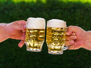 Zwei Krüge mit Bier uns Bierschaum