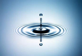 Wassertropfen klare Tropfen blau