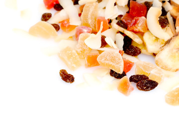 Cocktail de fruits secs exotique sur fond blanc