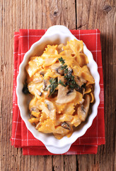 Farfalle with mushrooms, saffron and cream