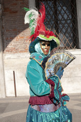 Fototapeta na wymiar Karnawał w Wenecji, dziewczyna stwarzających