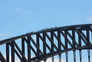 Gordijnen Mensen lopen over een brug © Noradoa