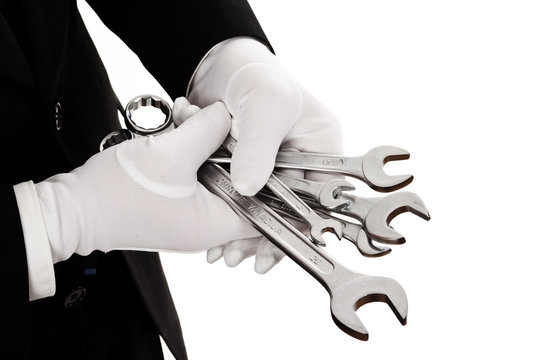 Schraubenschl&uuml;ssel mit wei&szlig;en Handschuhen anfassen - Serie wei&szlig;e