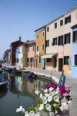 Fototapeta na wymiar Budynki i łodzi na kanał w Wenecji
