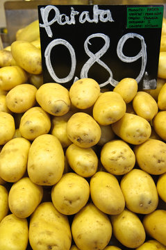Potatoes on a stall together with price