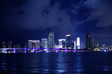 Fototapeta na wymiar Miami Downtown noc wodociąg refleksja