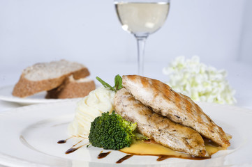 Chicken fillet a la carte with white wine and bread