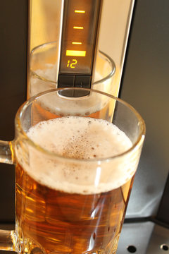 Boire une bi&egrave;re  la tireuse