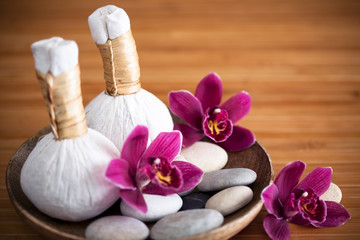 Obraz na płótnie Canvas Pochons massage Luk Pra Kob et orchidées