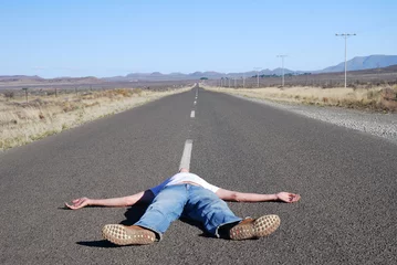 Photo sur Plexiglas Afrique du Sud Man lying in the road