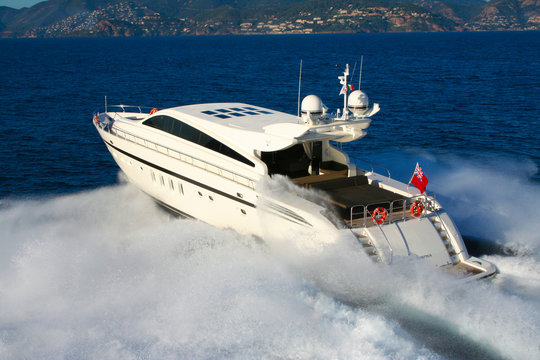 yacht en baie de cannes