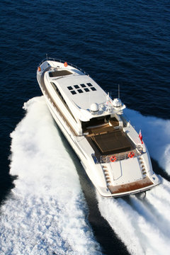 yacht en baie de cannes