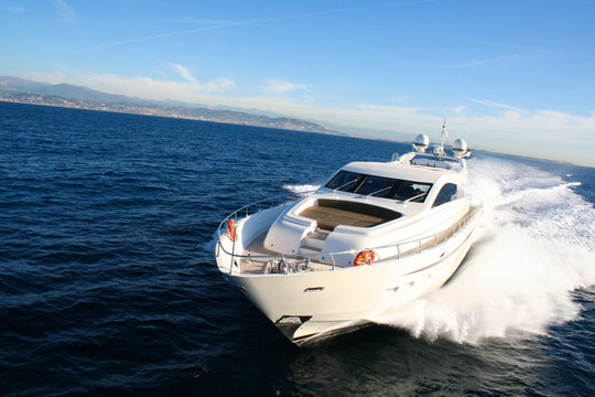 yacht en baie de cannes