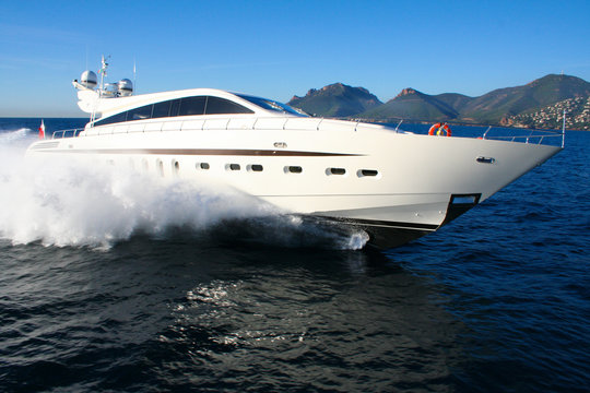 yacht en baie de cannes
