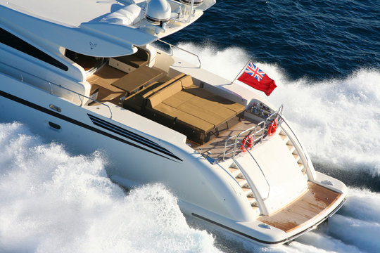 yacht en baie de cannes