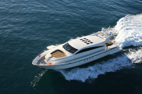 yacht en baie de cannes