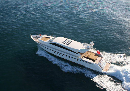 yacht en baie de cannes