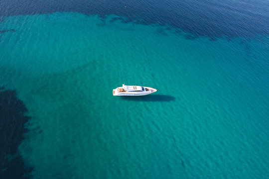yacht en baie de cannes
