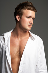 Obraz premium Studio Portrait Of Young Man Wearing Open Shirt
