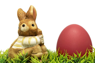 Osterhase mit rotem Ei