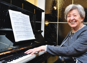 Seniorin am Klavier 2