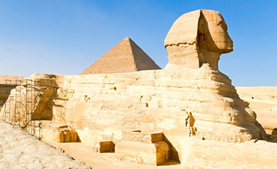 the Great Sphinx and Khufu pyramid of Giza, Egypt
