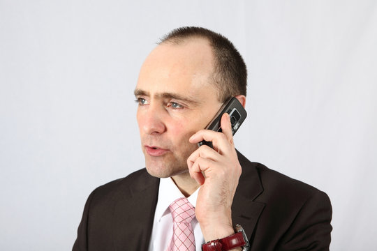 Gesch&auml;ftsmann beim Handytelefonat