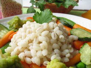 Dampfgegartes Gemüse mit Gerstengraupen