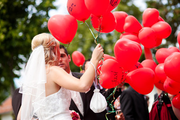 Hochzeit - Brautpaar mit Luftballons