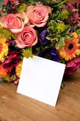 Obraz premium Blumenstrauß mit Zettel