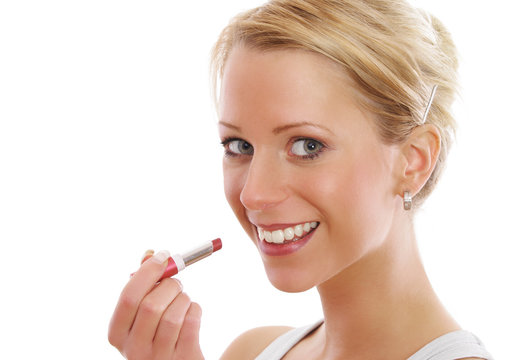 Frau schminkt sich die Lippen